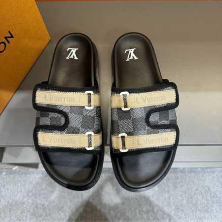 码数38-46 L.v 驴家高端男士夏季拖鞋， 经典老花系列，一字带宽松设计，别致的色彩拼接效果，个性鲜明，时尚潮流穿搭必备款式，轻盈舒适。轻质韧性橡胶内底，微 - 点击图像关闭