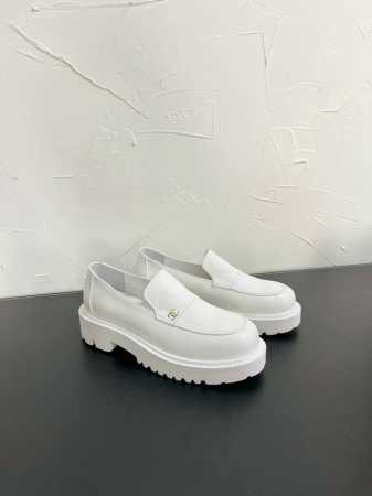 CHANEL 一脚蹬乐福鞋 Chanel 小香 24B厚底松紧一脚蹬系列 怎么搭配都好看，时髦精必备！搭配展现与众不同的穿搭风格、白由混搭闪耀到位，跟紧香奶奶时 - 点击图像关闭