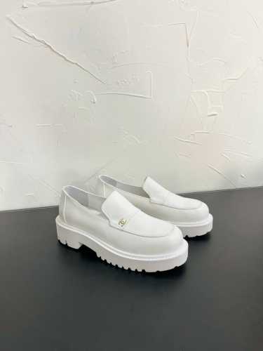 CHANEL 一脚蹬乐福鞋 Chanel 小香 24B厚底松紧一脚蹬系列 怎么搭配都好看，时髦精必备！搭配展现与众不同的穿搭风格、白由混搭闪耀到位，跟紧香奶奶时