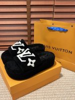 橙子出厂价 LOUIS VUITTON 路易威登秋冬新款 LV厚底毛毛拖鞋 Monogram 花卉和LV 字母点缀宽幅鞋带，搭配凸纹橡胶外底，室内外穿着皆宜。纯