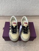 鬼塚虎 Onitsuka Tiger Ultimate 81 织物系列融合经典设计与现代工艺，打造出兼具复古与时尚的鞋款。织物材质轻盈透气，提供舒适的穿着体验，