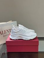 VALENTIN* 华伦天*2024ss春夏新品爆款休闲运动鞋，进口弹力布鞋面后跟为华伦家专属铆钉状 整体非常具有代表性，组合大底 上脚真的超好穿又很舒服的～自