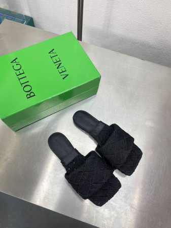Bv 葆蝶家 新色春夏 平底大编织拖鞋 黑色洗水牛仔 编织设计元素 堪称Bv家族设计基因 2Cm跟高 搭配注塑前掌真皮大底 走路稳 不累脚 鞋面采用手工编织 搭 - 点击图像关闭