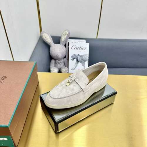 LP诺悠翩雅 Loro Piana 拖鞋 LP Summer Charms Slipper 拖鞋，这款绒面羊皮革拖鞋配有Loro Piana My Charms