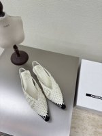 手工编织 后空凉鞋 Jacquemus25Ss尖头几何图案 几何图案 装饰 后空鞋 米白色 个性突出 鲜明格调 手工编织而成 内里 小羊皮 大底 意大利真皮大底