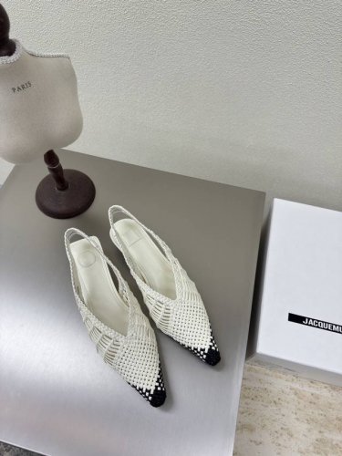 手工编织 后空凉鞋 Jacquemus25Ss尖头几何图案 几何图案 装饰 后空鞋 米白色 个性突出 鲜明格调 手工编织而成 内里 小羊皮 大底 意大利真皮大底