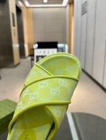 全年出货， 古驰Gucci最新限量厚底拖鞋 。顶级品质发售 购入正品开发 . 材质.工艺与原版一致鞋面：原版特殊印刷工艺印花 内里：透染羊皮大底：意大利私模大底