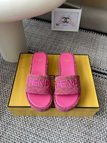 FENDI 新款厚底拖鞋 整双鞋子采购Zp开发打造，全部定制材料，独家开模大底，细节全部对版出货，连包装也做到跟正品一样。码数：35-41 41订做不退不换
