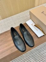 billionaire 亿万富翁 男士商务休闲皮鞋 进口荔枝纹小牛皮、鞋面电绣品牌艺术Logo -内里：舒适牛皮内里 -大底：真皮大底后跟植入橡胶底片 -超高品