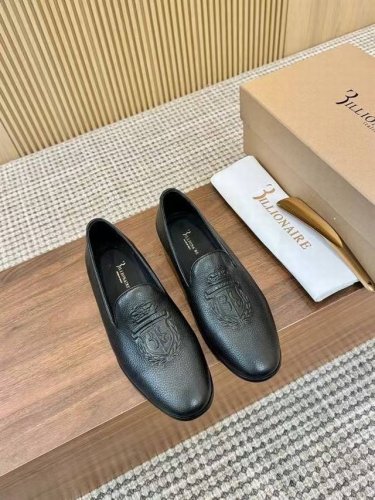 billionaire 亿万富翁 男士商务休闲皮鞋 进口荔枝纹小牛皮、鞋面电绣品牌艺术Logo -内里：舒适牛皮内里 -大底：真皮大底后跟植入橡胶底片 -超高品