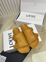 女 男 p Loewe Ss24 New Arrival l家24春夏水台拖鞋 鞋底造型很别致呀 舒适度漏眼可见 小牛皮鞋面 包裹水台的也是同种牛皮 非常舒适养