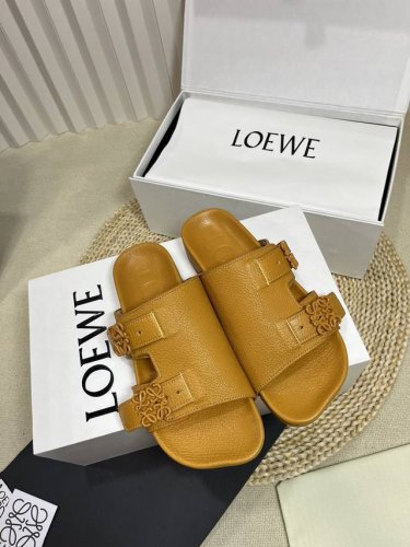 女 男 p Loewe Ss24 New Arrival l家24春夏水台拖鞋 鞋底造型很别致呀 舒适度漏眼可见 小牛皮鞋面 包裹水台的也是同种牛皮 非常舒适养