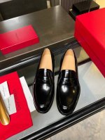 菲拉格慕Ferragamo男士精品皮鞋 这款男士乐福鞋型优雅 细节华丽 彰显端庄考究风范 适合伴您出席鸡尾酒会 面料采用进口开边珠牛皮 呈现令人惊艳的质感 内里