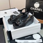 高版本 新品Chanel 香奈儿小香风香奶中厚底坡跟防水台山茶花凉鞋 这一季山茶花系列真的超美香奶奶家一贯的优雅名媛气质 高级感十足！上脚非常Nice～ 不管光