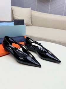 PRADA 普拉达 早春 走秀款女鞋 尖头粗跟专柜走秀款！ 出厂价 _____________________鞋面：进口真丝 牛皮 ───── 内里：羊皮 ──