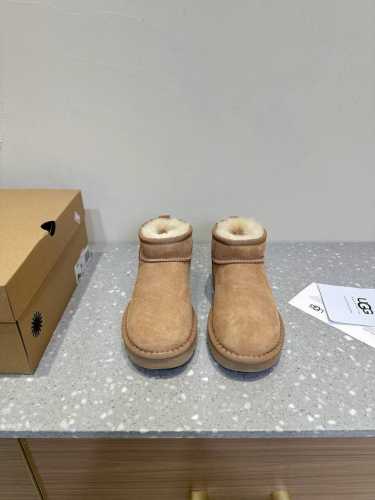 UGG 油叽叽 秋冬新款 毛毛鞋 棉鞋 真的是必须人手一双！慵懒随性的代表 穿搭上脚真的很高级 上脚包裹感超nice 很舒服，懒人必备，可以搭配衣柜里所有冬天的