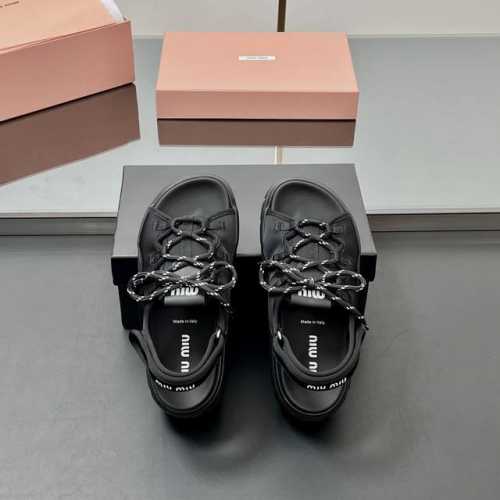 厂价 高品质！Miumiu 2025新款松糕厚底魔术贴凉鞋 官方春夏走秀新款， 增高显瘦显腿长 上脚超轻便，Miumiu品牌专属鞋带搭配Miu Logo小名牌