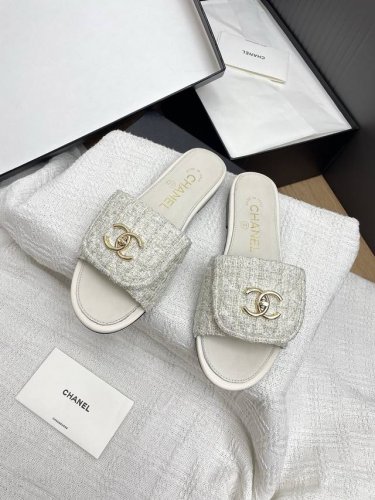 飞机盒10 Chanel 小香 24Ss 春夏新品书包扣翻盖一字拖鞋 小香的一款全新设计 鞋面毛线纯手工编织搭配双C五金装饰 简约百搭上脚超级美的 怎么看都超美