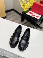 冲量价: 2024 VALENTINO 华伦天奴早春时尚爆款一脚蹬乐福鞋火爆上新 气质百搭款 上脚立马Slay全场 超简约设计越穿越耐看！时尚 利落的感觉淋漓尽
