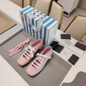 校园风玛丽珍绑带单鞋系列 顶级包装配套最高版本 PRADA 2025s普拉达春夏新品， 顶级版本 实力来袭！校园风时尚普拉达公主糖果风绑带单鞋，少女必备 每色鞋