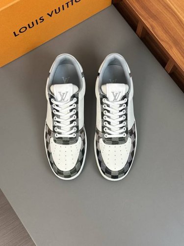 l 男士经典休闲运动鞋，本款 Beverly Hills 运动鞋为柔软牛皮革描摹经典 Monogram 印花，塑造优雅鞋面。橡胶外底厚实而不失轻盈，其上点缀路易