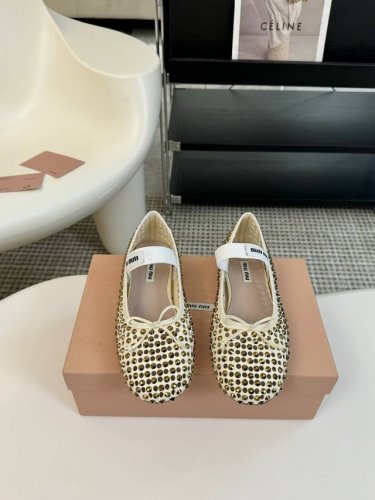 代购级 Miu Mi* 缪缪 24ss 新款 澳钻 芭蕾舞鞋 缪家以芭蕾的灵动意韵融于日常. 以现代笔触刻画舞鞋经典轮廓！ 钻饰皮质款芭蕾舞鞋. 从经典日式鞋履