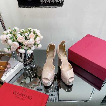 Valentino 巴黎时装秀场款推出最新款华伦天奴恨天高防水台漆皮高跟鞋 华伦天奴此系列演绎全新时尚魅力 延续超高跟设计，深得海外知名博主青睐 千万粉丝博主倾 - 点击图像关闭