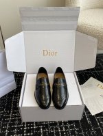 代购级 官网同步盒包装 Dior 24ss 秋冬全新上线平跟全皮 乐福鞋 Dior Boy 穆勒鞋是二零二四冬季成衣系列新品，融入 Dior 非凡的精湛工艺，重