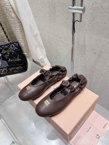 Miumiu缪缪 秋冬新款玛丽珍芭蕾舞鞋 Miumiu秀场 复古风独一无二的来自Miu Miu系列的细节特写 新季的潮流要素一 适当 面料：进口原版进口羊皮 内