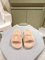 Celine 赛琳秋冬爆款新款毛毛拖，原板一比一复制，采用草原A级羊毛， 独家开的内增高私模柔软、舒适、上脚很轻，好起脚，不像世面上做的又硬又笨重，还不好起脚