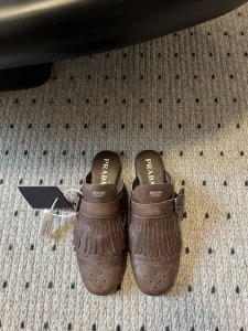 Prad* 25ss 普拉达走秀款复古流苏半拖爆款！走秀款 复古感时髦满满 随意百搭 时尚休闲 独到味道，人人都爱也轻松驾驭 每年都会爆.足以征服你，穿上它，休