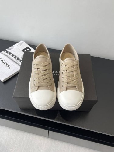 prada 普拉达 25Ss新款 帆布鞋 科技帆布最新黑科技 相隔几年prada又给我们带来好看的饼干鞋了 时髦精绝对不能错过的必入款 没有任何繁杂装饰 质感极