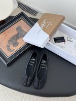 联名 Maison Margiela X Cl水钻款平底鞋 这款鞋采用网布材质 饰以Cl标志性的手工镶嵌水晶精致的水钻点缀 呼应马吉拉24Ss高定系列的设计元素