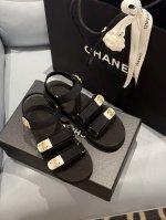 Chanel Ss25 New Arrival～ 小香25春夏魔术贴凉鞋！这种发泡底的鞋子，柜柜里每年换着版面出！ 你还别说，脚感轻若无物，造型感很好，时髦哦！