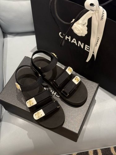 Chanel Ss25 New Arrival～ 小香25春夏魔术贴凉鞋！这种发泡底的鞋子，柜柜里每年换着版面出！ 你还别说，脚感轻若无物，造型感很好，时髦哦！