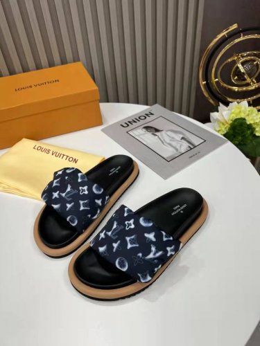 louis Vuitton路易威登春夏新款拖鞋火爆上市 1:1高级定制 秒杀一切仿品 原版开模Logo装饰 既时尚又美观 精美原版鞋楦 码数 35-42 p价