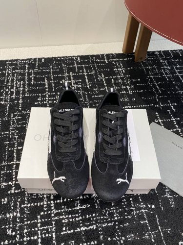代购级 彪马 Puma Ultrasoft Speedcats 情侣款运动鞋采用柔软且无固定结构的鞋面，该设计源自巴黎世家 Balenciaga 2025年春夏