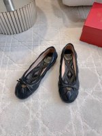 出厂价p Valentin*新款蝴蝶结芭蕾舞单鞋 蝴蝶结元素甜美又减龄 超软羊皮刺绣质感无敌 金属Logo尽显精致感 脚感超级舒适 百搭单品 鞋面原版小羊皮 内