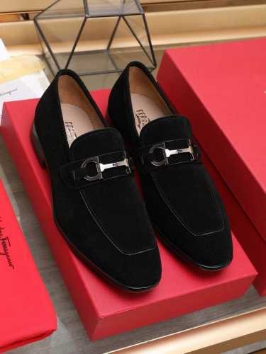 工厂 Ferragamo 最新高端顶端品牌奢侈～代购，顶级～质量。新時尚商务男鞋鞋面選用原版返绒牛皮牛皮内里，精细做工。原版个性时尚柔软组合耐磨防滑大底，上脚轻