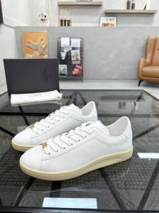 h 顶级代购 华 炸街男神运动鞋新品，经反复试验终打造出完美版本，经典的华伦家高超拼接工艺技术瞬间成为高富帅，意大利进口原版牛皮面料，柔软舒适牛皮内里 鞋底：原