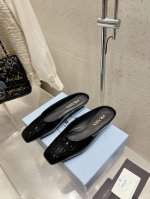 prada 普拉达 25Ss早春新款 绝美方头平底拖鞋 时尚界久违的极简之美 经典时尚配色 毫不费力的优雅风来袭 时髦 精致 绝美 方头 开边珠外穿时尚气质简约