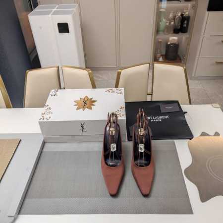 SAINT LAURENT ” SYL圣罗兰 顶级版本25SS众明星网红追捧的圆柱体细高跟，玻璃宝石小方头后空环踝高跟拖鞋。SYL 2025官方VIP 贵宾版金 - 点击图像关闭