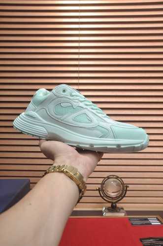 顶级原单 品牌：Dior 迪奥 标准码：男码39-44 45定制 等级：官网同款 材料：顶级原版牛皮拼接而成 原版耐磨轻便大底 款式类别：潮流时尚休闲鞋 尊贵奢