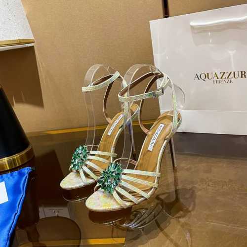 Aquazzura 新款凉鞋 幻彩蛇纹羊皮 面料采用原版定制蛇纹羊皮制成，饰有闪闪发光的原版开模施华洛奇水钻装饰扣。适合派对的设计适用各种套裙，连衣裙晚礼服，夜