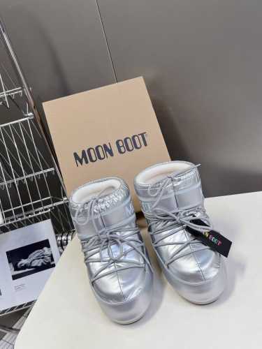 低 高 Moon Boot 秋冬最新款雪地靴系列 丑萌雪地靴 那现在有一款更另类的雪地靴又杀回来了 内增高4 cm那就是Moon Boot月亮靴 在千禧年就已经