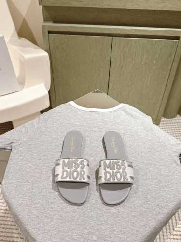 迪奥 Miss Dior系列平底拖鞋 字母刺绣Logo拼色一字拖鞋 1 专柜同步最新配色夏季胶囊系列立体刺绣度假字母拖升级版 美爆的全新系列 暴走利器原Ban开