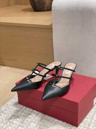 工厂p价p 顶级版本 代购品质 原版开发 Valention 华伦天奴穆勒拖鞋 V家小铆钉尖头高跟凉拖鞋 Vt专柜最新Vlogo系列 重工打造经典高跟鞋 顶级版 - 点击图像关闭