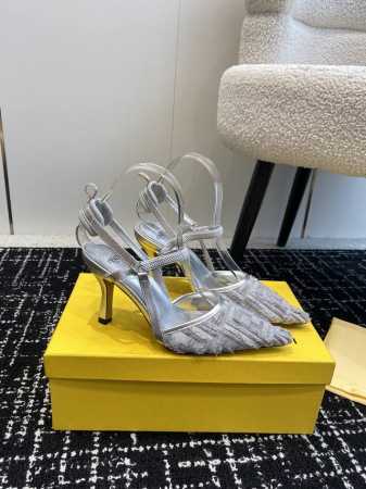 代购级 Fendi 24ss走秀主推系列，新品上线，芬具桌脚设计灵感改创于今年秀场的主推系列鞋履。当季新品，众所周知，鞋子永远设计为高级感满满的，高端大气上档次 - 点击图像关闭