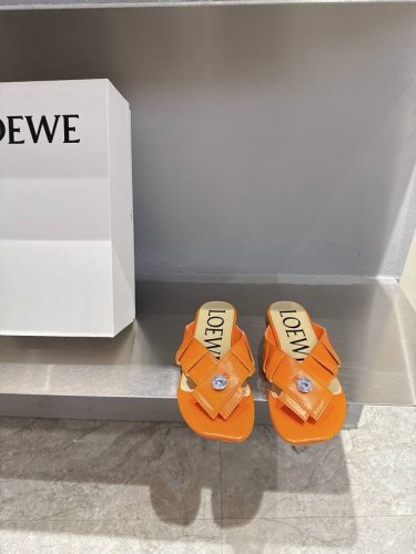 2025 最新罗意威Loewe Ss夏季限定拖鞋 上脚真的太美了 强烈推荐 明星博主同款 面料 进口羊皮 里料:进口羊皮 大底:真皮注塑底 码数:35-39 4