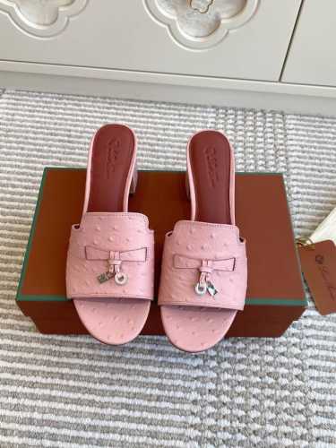 批鸵鸟纹 代购级 Loro piana Summer Charms Ser LP女士凉鞋拖鞋产品详情：这款鸵鸟纹牛皮凉鞋搭配饰有Loro Piana My Ch